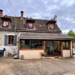 Maison ancienne typique de la Bourgogne à 1h30 au sud de PAR