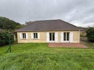 PAVILLON de plain pied dans un village à la campagne