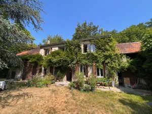 Propriété ancienne sur 6500 m2 de jardin arboré