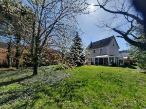 SENS Maison des années 50 sur beau terrain arboré