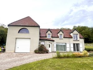 MAISON CONTEMPORAINE sur 5500 m2 de terrain avec piscine !