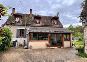 Maison ancienne typique de la Bourgogne à 1h30 au sud de PAR